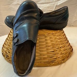 Natural Soul black leather shoes